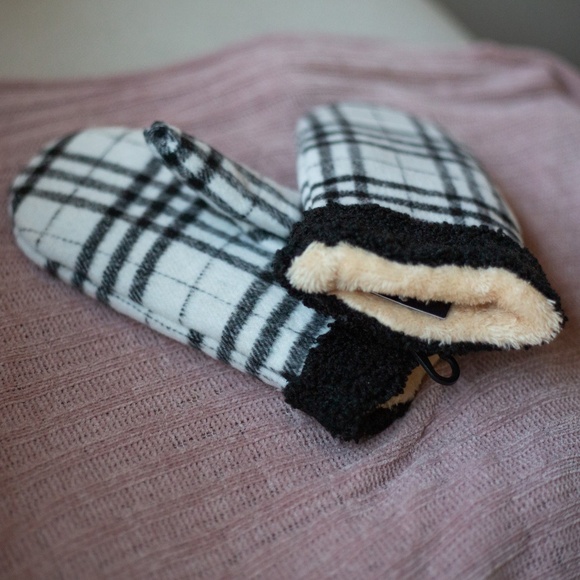 Women's White Plaid Mittens Faux Fur Lined Sherpa Winter Fashion - Picture 2 of 3